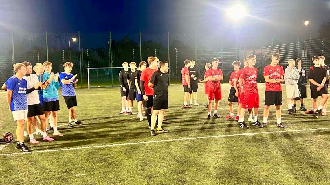 Piłkarskie emocje pod gwiazdami. Puchar Starosty Braniewskiego wręczony Piłkarskie emocje pod gwiazdami. Puchar Starosty Braniewskiego wręczony