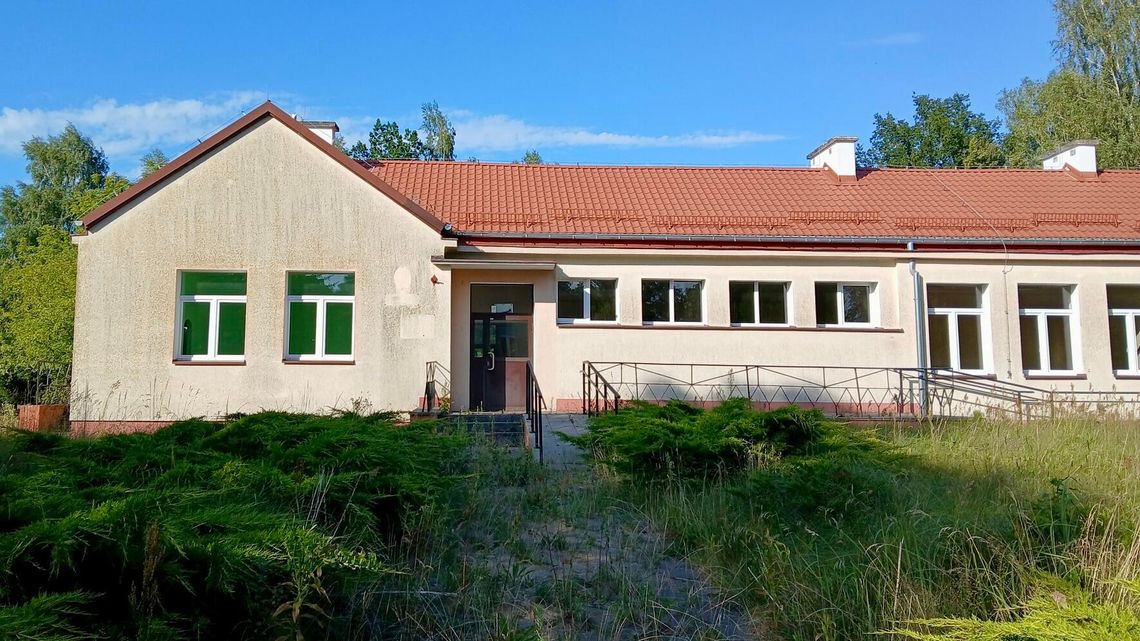 Piotrowiec: budynek po dawnej szkole idzie pod młotek. Przetarg w styczniu Piotrowiec: budynek po dawnej szkole idzie pod młotek. Przetarg w styczniu