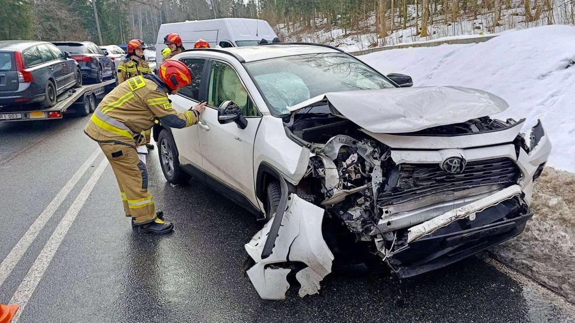 Pluty: zderzenie dwóch aut. Droga była zablokowana, jedna osoba trafiła do szpitala