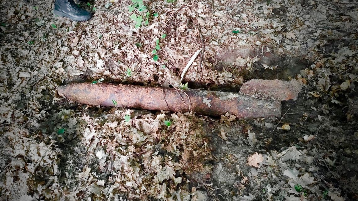 Pocisk z katiuszy w podbraniewskim lesie