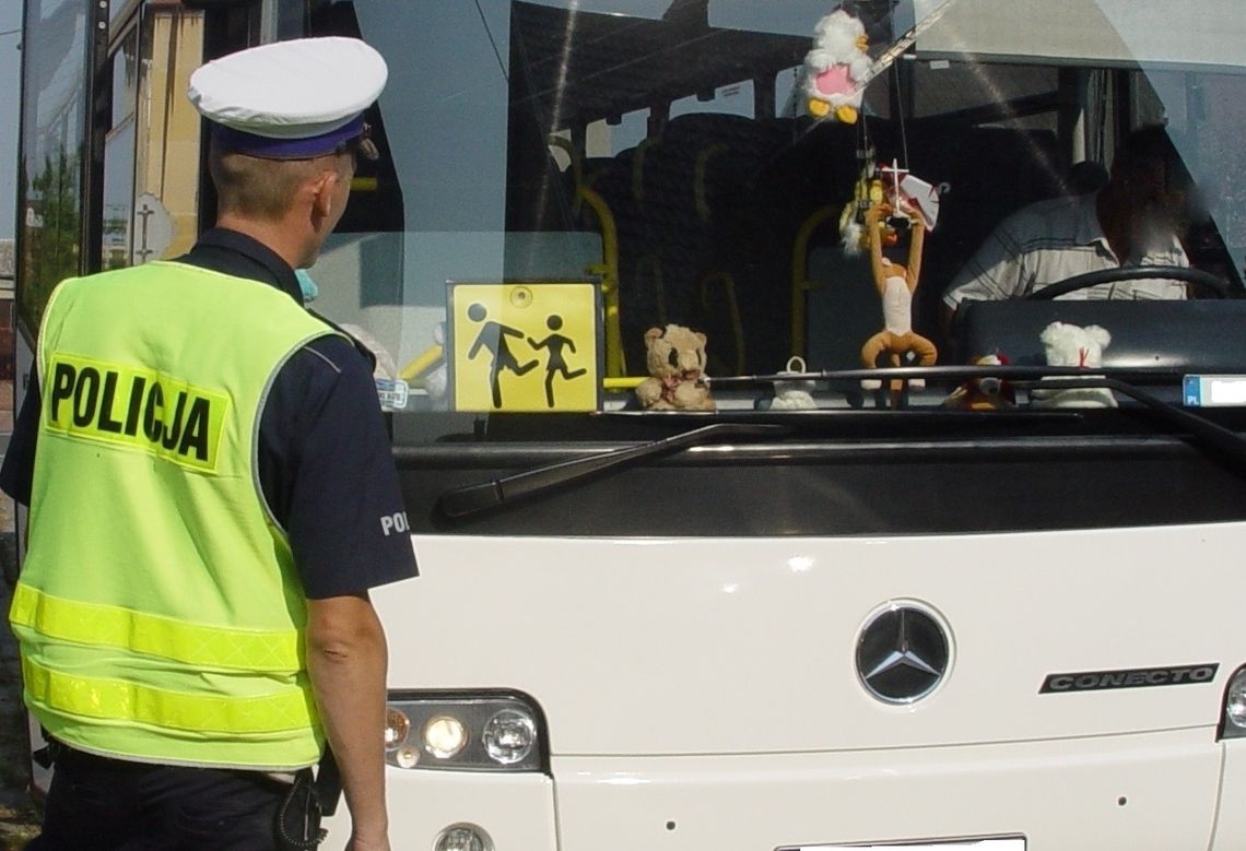 Policjanci skontrolują autobusy