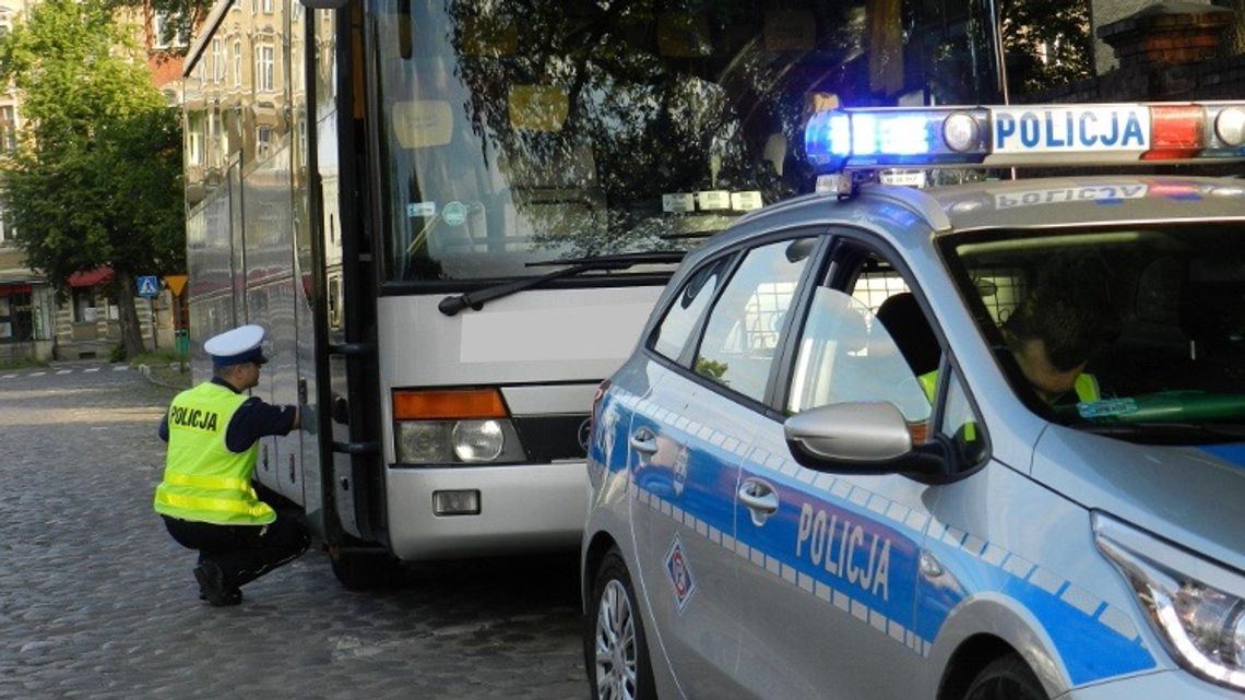 Policjanci skontrolują autobusy wiozące dzieci na wakacje
