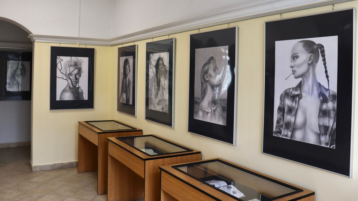 Portrety, które ożywają na papierze. Wystawa sióstr Klat w Braniewie