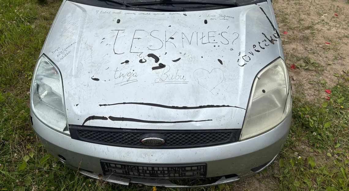 Porzucone auto w środku lasu. Powód? Kręcenie teledysku!