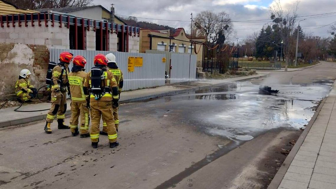 Pożar butli gazowej w Fromborku. Szybka reakcja pracowników i strażaków