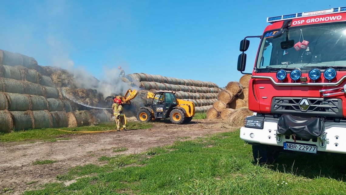 Pożar stogu siana. Strażacy gasili płonące baloty