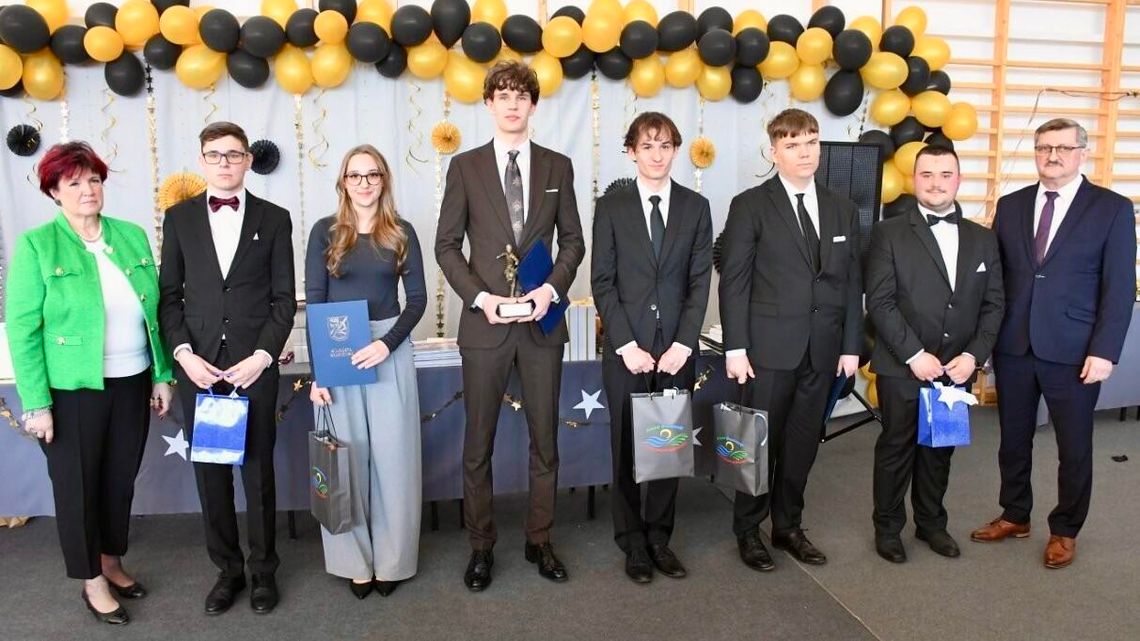 Pożegnanie z ławką szkolną. Maturzyści z Braniewa gotowi na kolejny etap