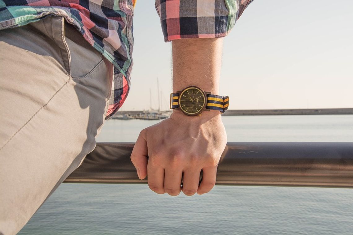 Poznaj kilka powodów, dla których warto sięgać po drewniane zegarki. Oto one!