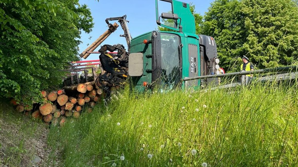 Przed zjazdem na „berlinkę” przewróciła się ciężarówka z drewnem