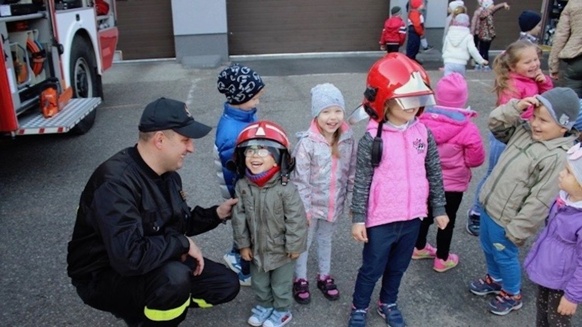 Przedszkolaki w odwiedzinach u strażaków