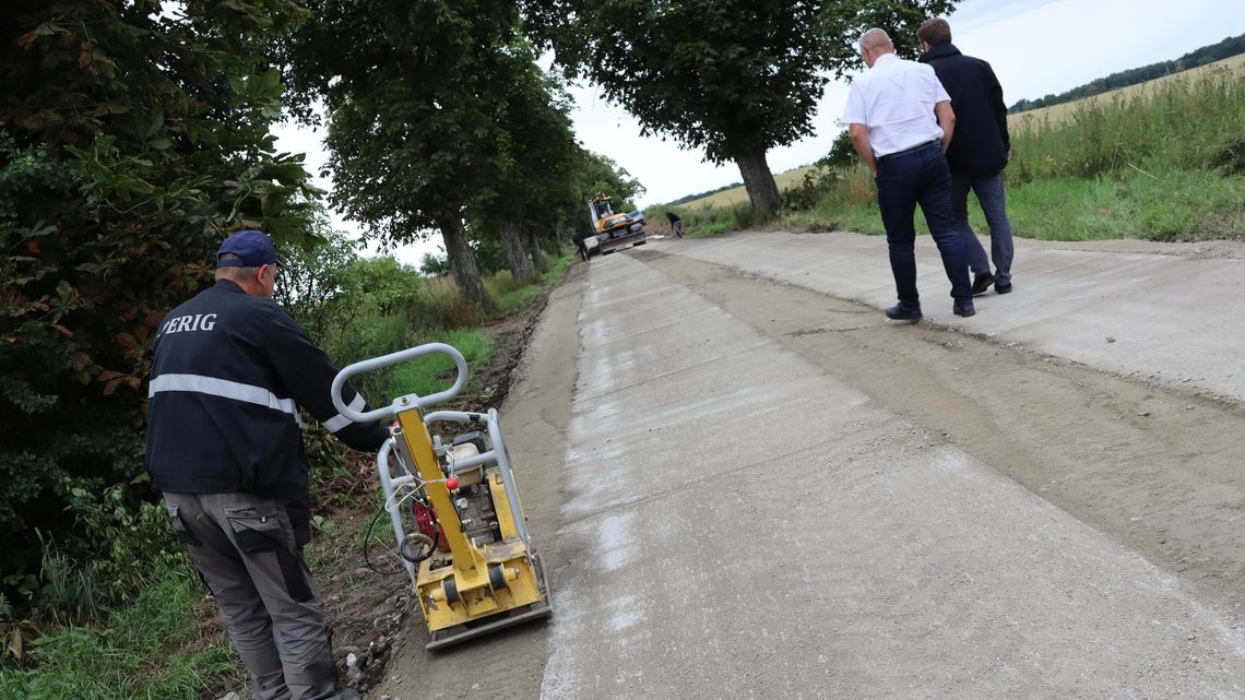 Remont drogi do Gronówka. Były wyboje, są betonowe płyty