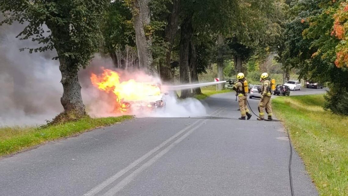 Samochód stanął w ogniu! Auto spłonęło doszczętnie!