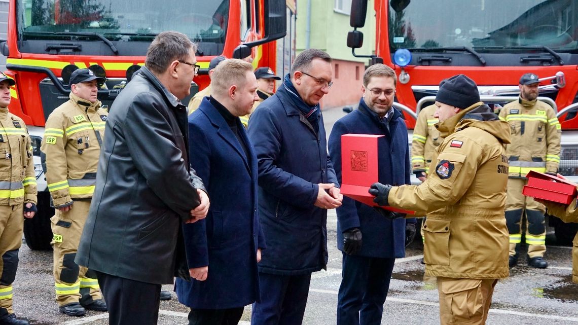 Samorządy wspierają strażaków. Przekazanie nowych wozów