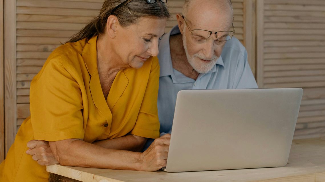 Seniorka i senior przy komputerze i w internecie