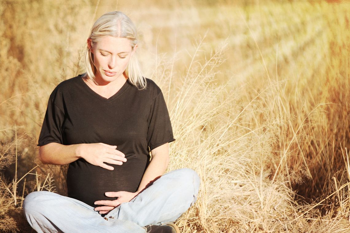 Sesja ciążowa w plenerze – jak się do niej przygotować?