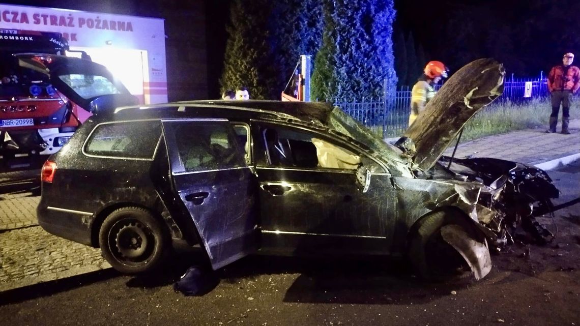 Skosił samochodem znaki. Na wprost strażackiej remizy