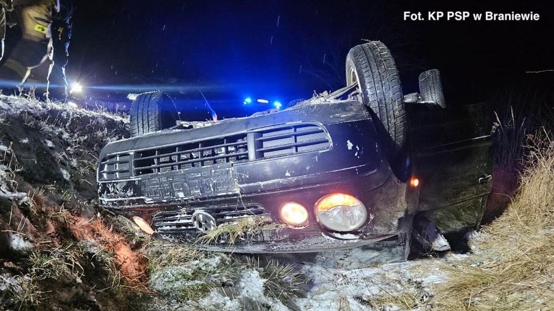 Śnieg, śliska droga i dachowanie. Ranna w szpitalu