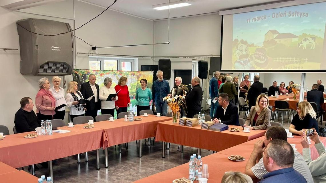 Sołtysi spotkali się w Pieniężnie. Były kwiaty, muzyka i rozmowy o problemach wsi