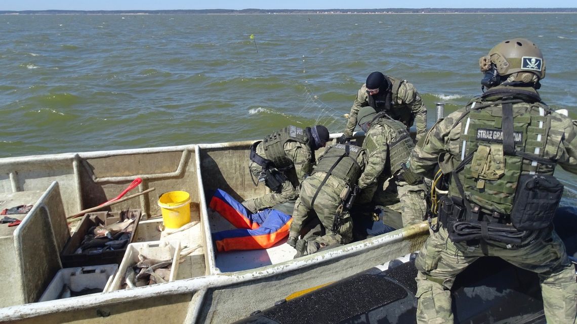 Specjalna jednostka Straży Granicznej ściągnęła rybaków do portu