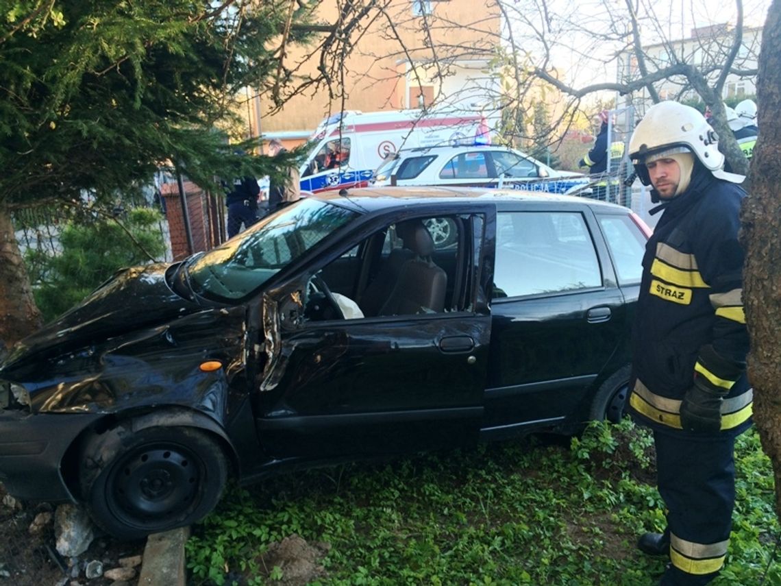 Staranowała ogrodzenie i wjechała do ogródka