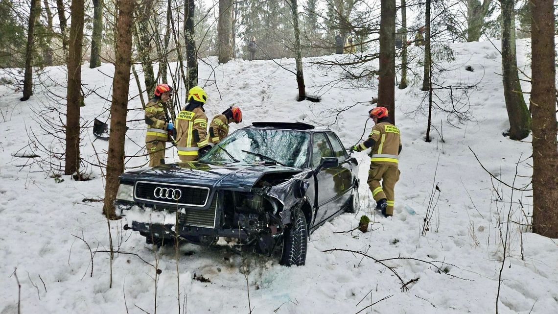 Stracił panowanie nad autem. Audi wypadło z drogi i uderzyło w drzewo Stracił panowanie nad autem. Audi wypadło z drogi i uderzyło w drzewo