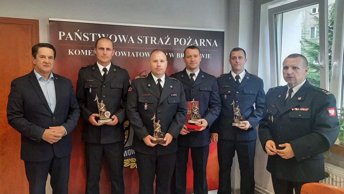 Strażaccy absolwenci z wyróżnieniami