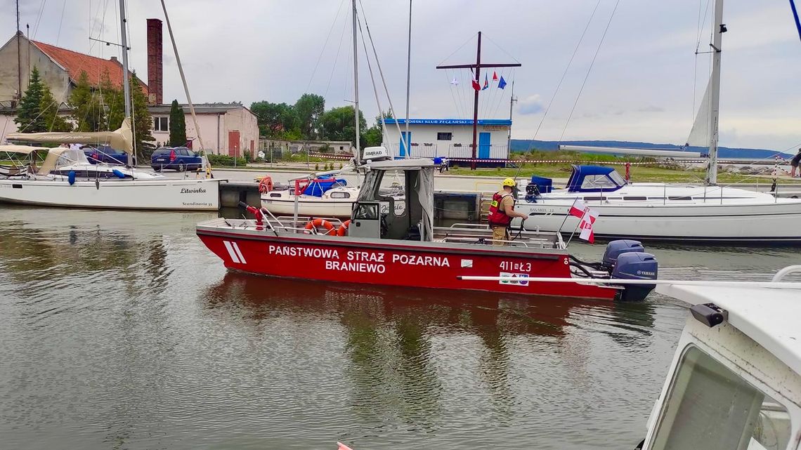 Strażacka łódź na wodach Zalewu Wiślanego