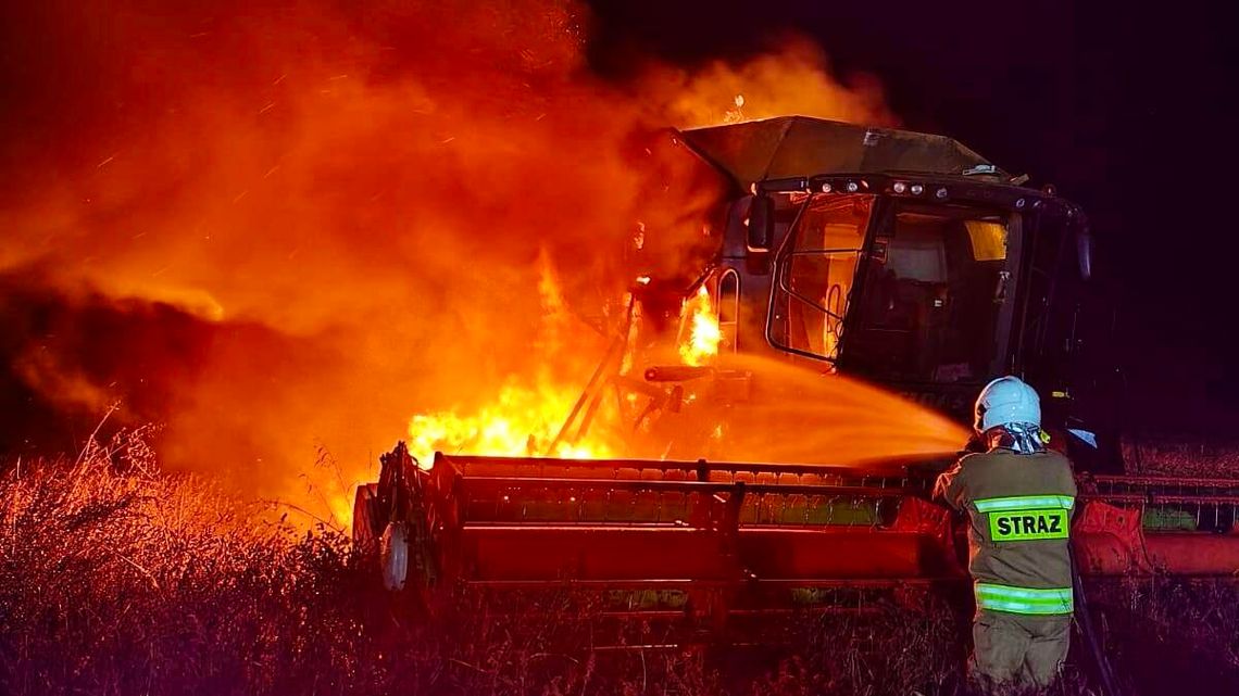 Strażacy gasili płonący kombajn
