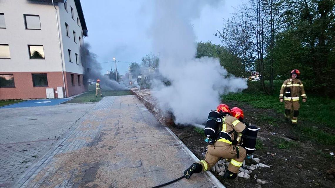 Strażacy gasili pożar nagromadzonych śmieci