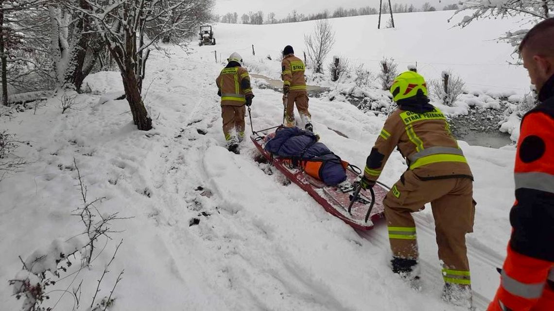 Strażacy i medycy na saniach transportowali chorego