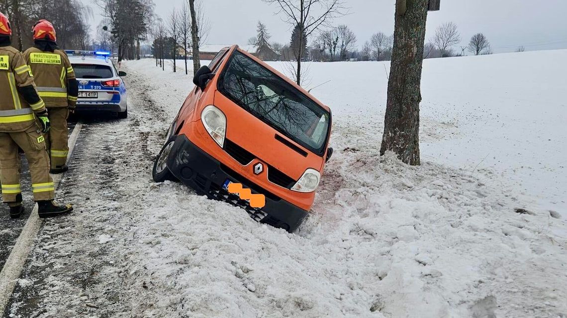 „Szklanka” na drogach. Oblodzone jezdnie utrudniają jazdę kierowcom „Szklanka” na drogach. Oblodzone jezdnie utrudniają jazdę kierowcom