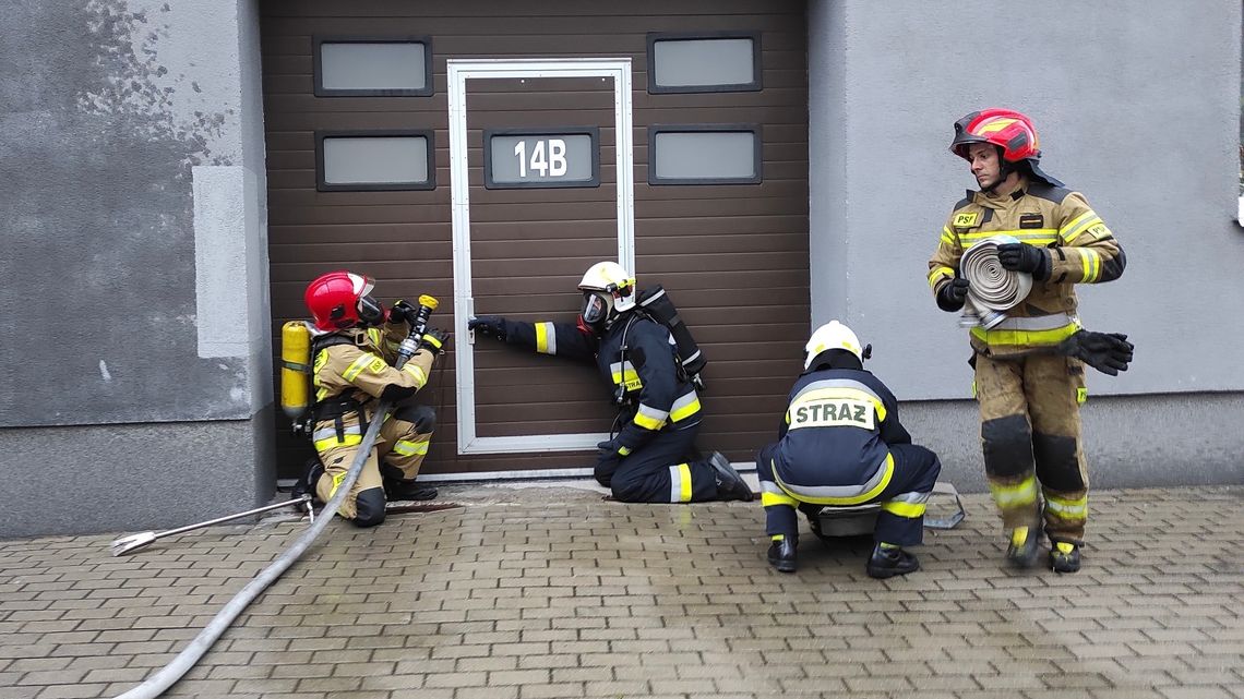 Szkolenie strażaków ratowników. Poznają sprzęt