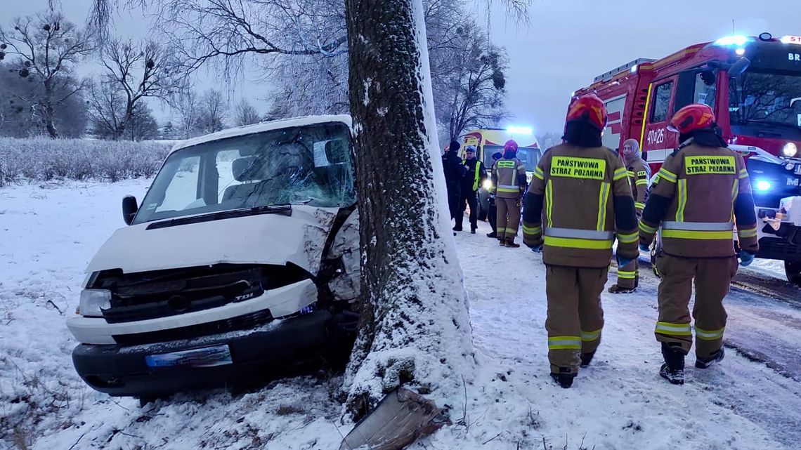 Uderzył w drzewo. Cztery osoby w szpitalu