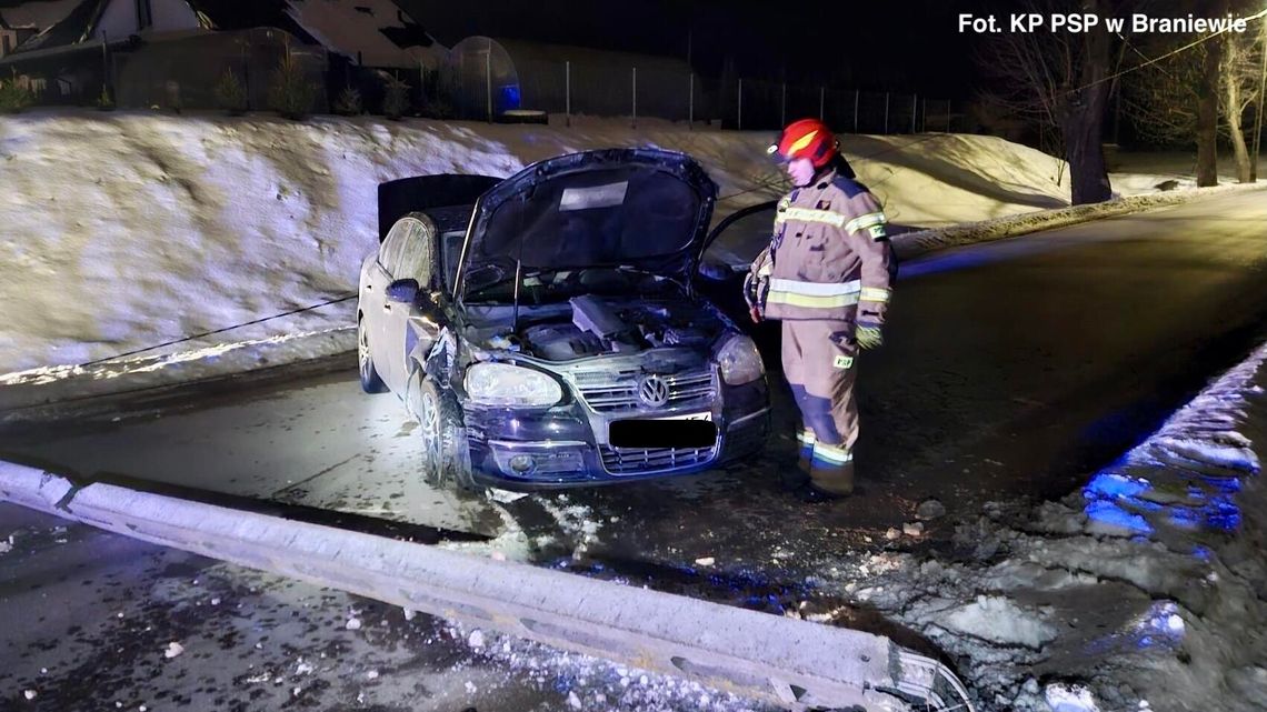 Uderzyła w słup i złamała go. Droga była zablokowana