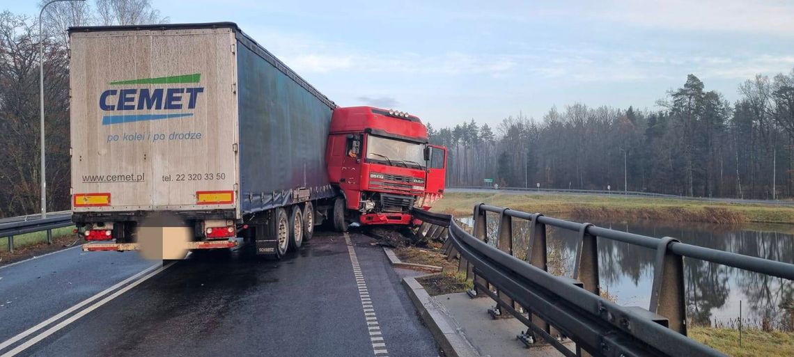Utrudnienia na węźle drogowym. Ciężarówka zablokowała pas ruchu Utrudnienia na węźle drogowym. Ciężarówka zablokowała pas ruchu