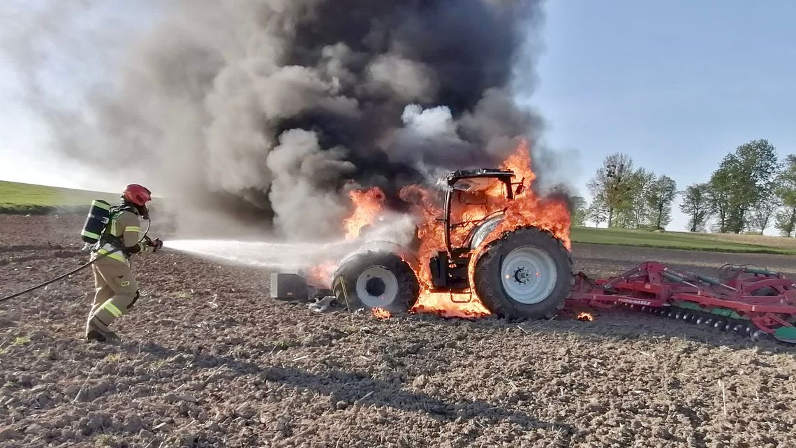 W trakcie prac rolniczych na polu spłonął ciągnik