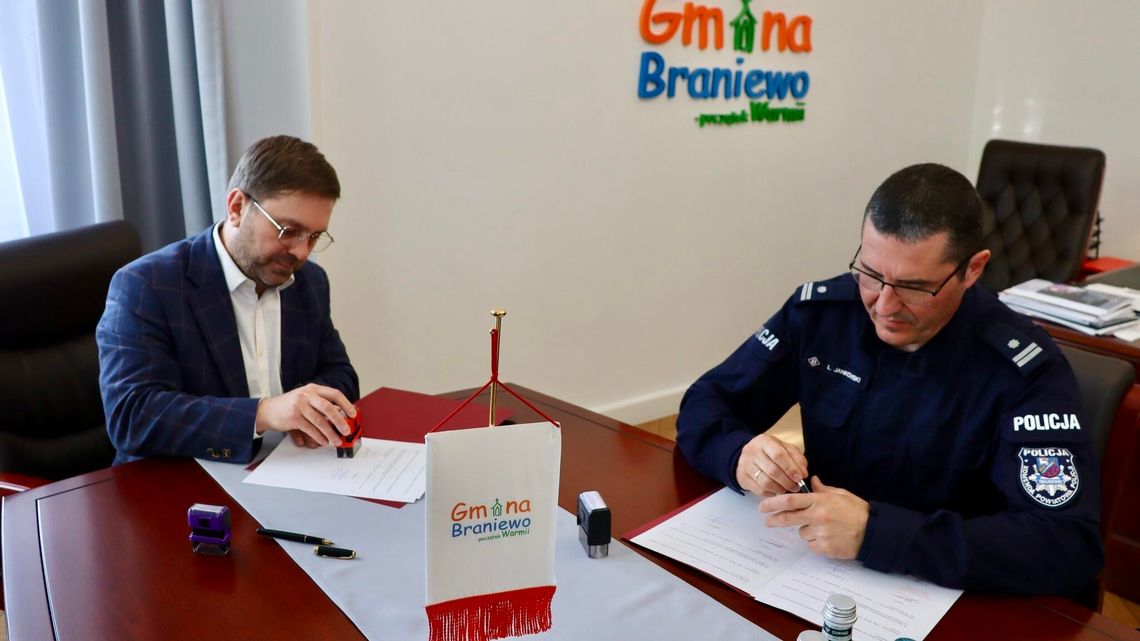 Wójt i komendant podpisali porozumienie. Nowy radiowóz dla braniewskiej policji