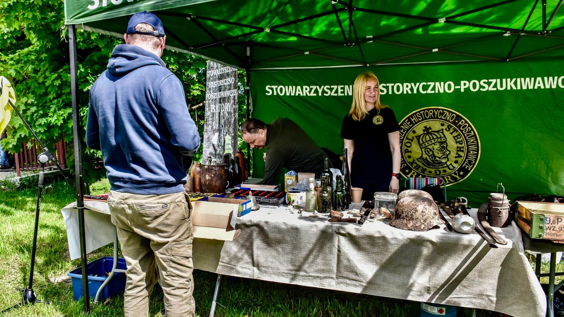Wozy opancerzone, rekonstruktorzy i bazarek staroci, czyli jubileusz stowarzyszenia „Batory”. Wozy opancerzone, rekonstruktorzy i bazarek staroci, czyli jubileusz stowarzyszenia „Batory”.