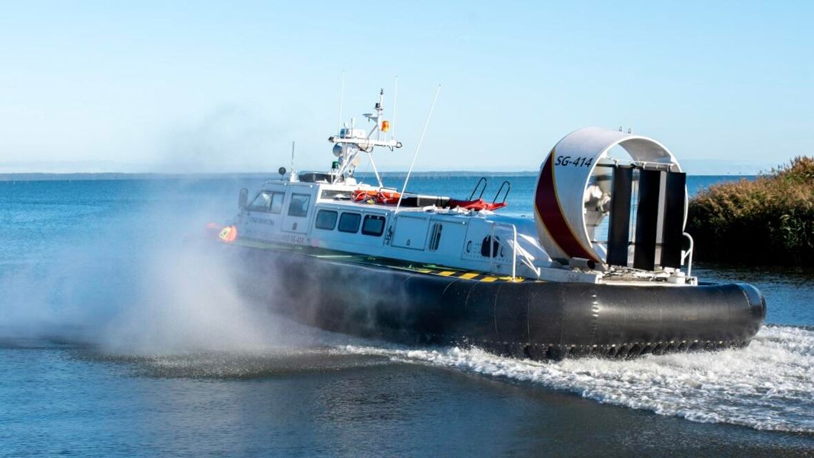 Wysoka fala zaskoczyła windsurfera. Na pomoc ruszył poduszkowiec