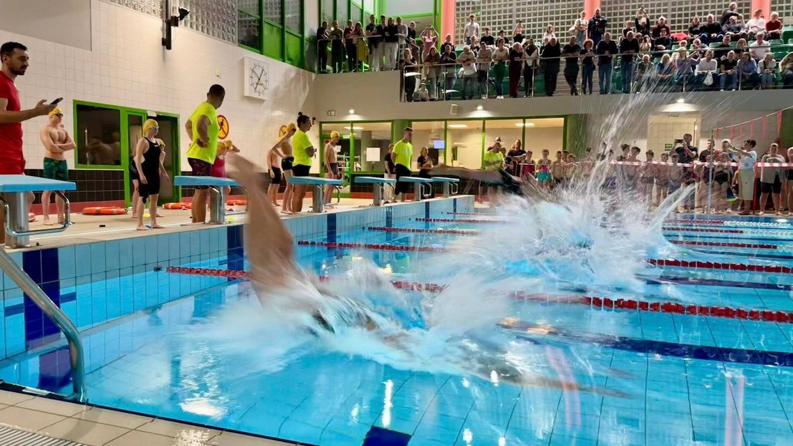 Zawody pływackie. Braniewo pamięta – młodzi i dorośli razem na starcie Zawody pływackie. Braniewo pamięta – młodzi i dorośli razem na starcie