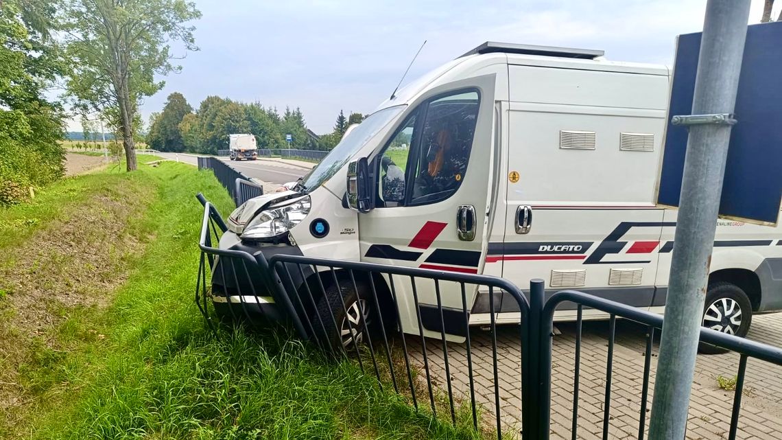 Zawracał, spowodował kolizję i uderzył w barierki