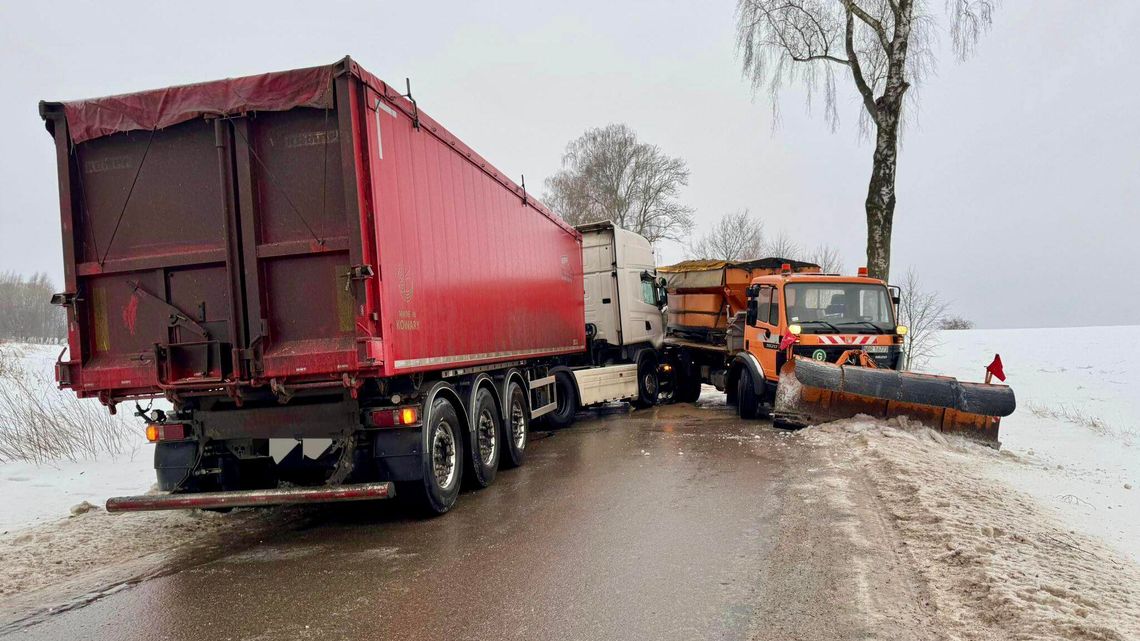 Zderzenie ciężarówki z piaskarką. Droga pod Tolkowcem zablokowana