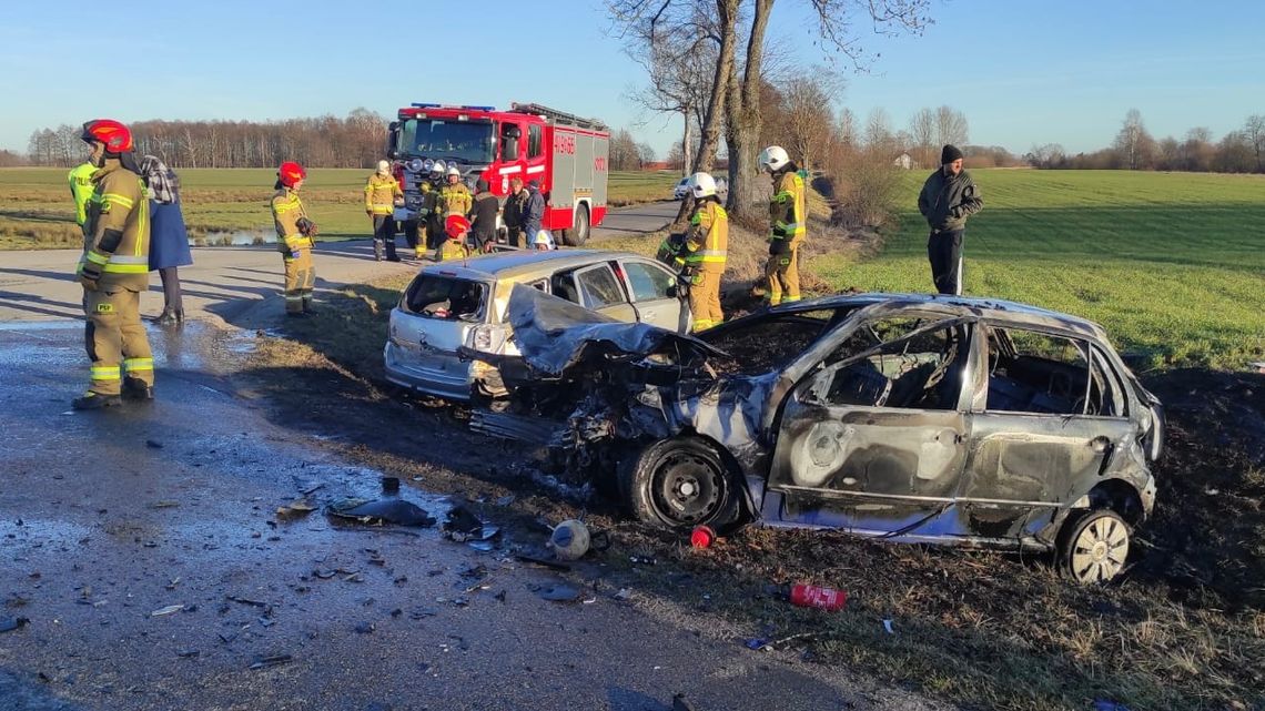 Zderzenie na skrzyżowaniu. Samochód stanął w płomieniach [ZDJĘCIA, FILMY]