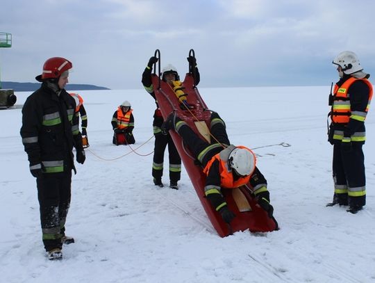 Strażackie ćwiczenia na lodzie