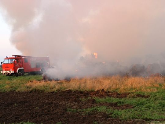 Pożar balotów słomy w pobliżu Jachowa