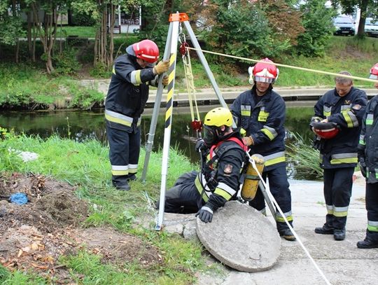 Strażackie szkolenie z zakresu ratownictwa wysokościowego