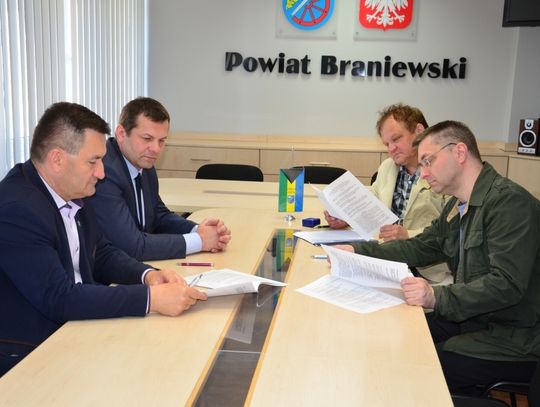 Podpisanie umowy pomiędzy Powiatem Braniewskim a Towarzystwem Miłośników Braniewa