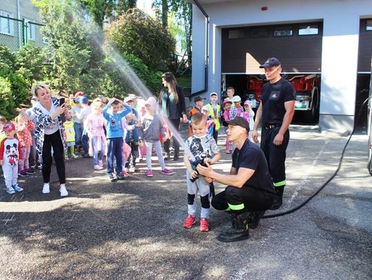 Przedszkolaki z wizytą u braniewskich strażaków