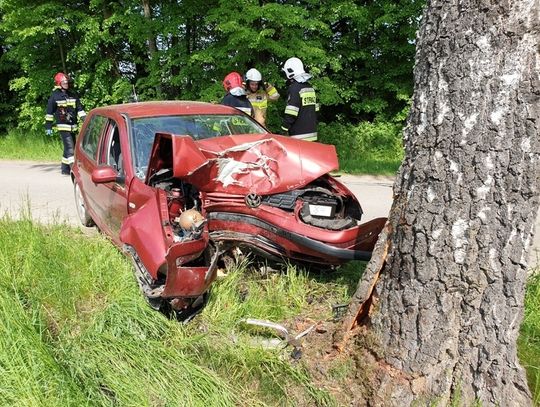 Kierowca VW uderzył w drzewo