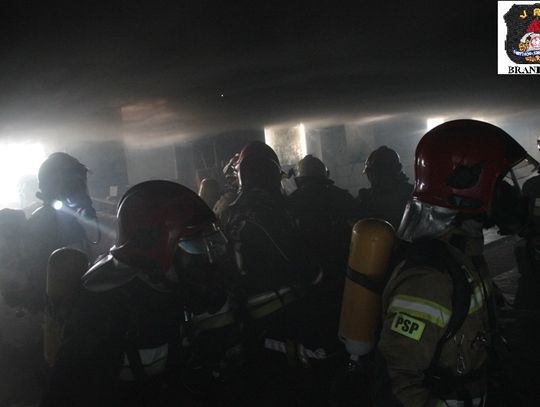 Strażacy ćwiczyli gaszenie pożarów wewnątrz budynku